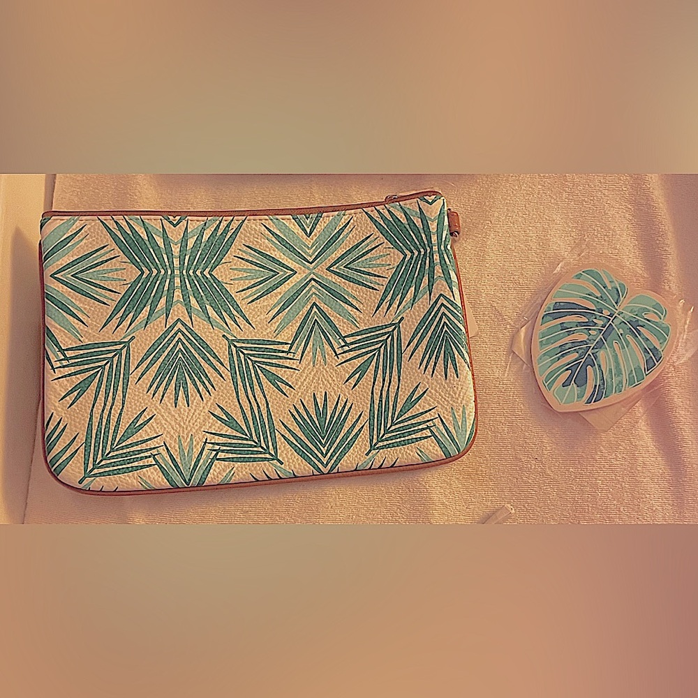 ThirtyOne Rubie Mini in Deco Palm Pebble print w/matching nail file